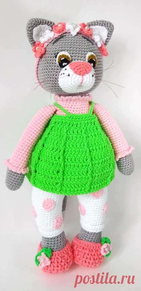 PDF Кошечка Василиска крючком. FREE crochet pattern; Аmigurumi animal patterns. Амигуруми схемы и описания на русском. Вязаные игрушки и поделки своими руками #amimore - котик, кот, кошечка, большая кошка в платье, котенок.