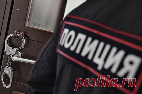 Россиянин поставил обидчика на колени и перерезал ему шею охотничьим ножом. Геленджикский городской суд приговорил 33-летнего жителя Белгородской области к восьми годам и двум месяцам лишения свободы, перерезавшего шею обидчику охотничьим ножом. Он приехал в Геленджик на отдых. Вечером 24 августа 2022 года на автопарковке у администрации он во время распития алкоголя повздорил с собутыльником.