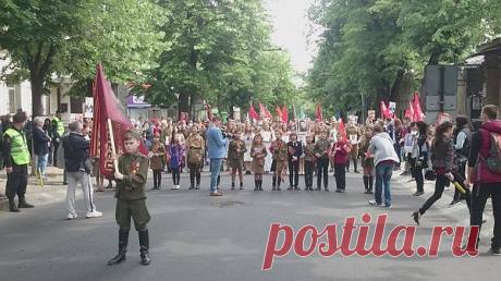 В центре Кишинева на американскую технику водрузили российский флаг!