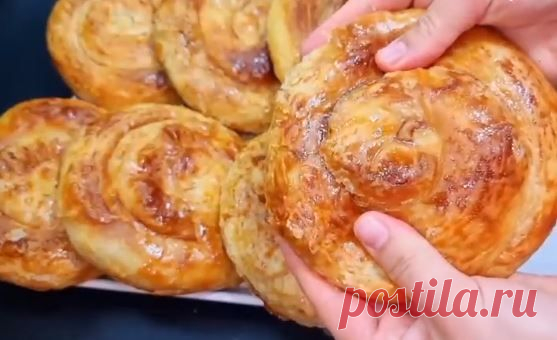 Вкуснятина из картошки. Вкусно, дёшево и сердито. Отлично готовить, когда денег до зарплаты мало... Ингредиенты для теста: Мука - 1 кг. Соль - 1 ст. л. Вода - 600 мл. Ингредиенты для начинки: Картофель - 1 кг. Лук - 1 кг. Соль и перец - по вкусу Ингредиенты для смазки: Сливочное масло - 100 гр...