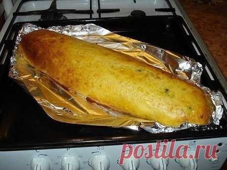 Картофельный рулет с грибами и курицей

Ингредиенты:

Картошку отварить 8 штук.
Потом помять,
добавить 2 стакана муки,
2 яйца.

Приготовление:

Полученную массу выложить на пищевую пленку. На картошку выложить обжаренные грибочки и кусочки грудки (тоже обжаренные).
Скатать рулет.
Выложить рулет на противень на фольгу, смазать яйцом и запекать до румяной корочки.