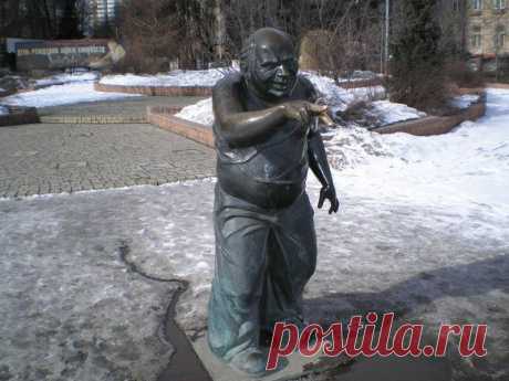 Памятник Евгению Леонову в образе Доцента. Москва. Памятник открыт в 2001 году, расположен он на аллее кинозвезд в скверике на пересечении Мосфильмовской улицы и улицы Пырьева, напротив киностудии “Мосфильм”. Самый любимый персонаж Евгения Леонова из всенародно любимого фильма «Джентльмены удачи» выглядит очень натурально. На руках Леонова можно рассмотреть даже наколки. Сам момент стычки с заключенными настолько ярко отображен в бронзе, даже кажется, что Леонов сейчас скажет: «Пасть порву, морг