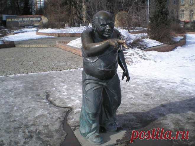 Памятник Евгению Леонову в образе Доцента. Москва. Памятник открыт в 2001 году, расположен он на аллее кинозвезд в скверике на пересечении Мосфильмовской улицы и улицы Пырьева, напротив киностудии “Мосфильм”. Самый любимый персонаж Евгения Леонова из всенародно любимого фильма «Джентльмены удачи» выглядит очень натурально. На руках Леонова можно рассмотреть даже наколки. Сам момент стычки с заключенными настолько ярко отображен в бронзе, даже кажется, что Леонов сейчас скажет: «Пасть порву, морг