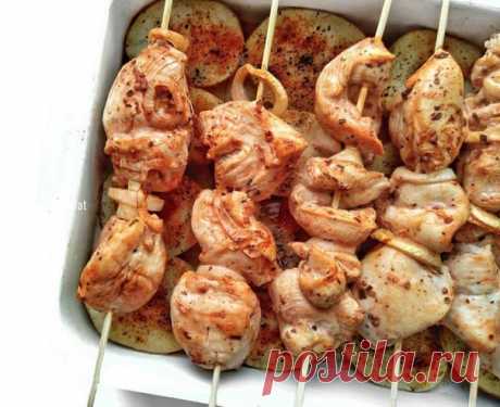 Божественный куриный шашлык на шпажках

на 100 г 116 калорий! 

500 г филе куриных грудок
80 мл соевого соуса
1-2 зубчика чеснока
Кусочек свежего имбиря
2 ч.л. меда 
1 ч.л. сушеных трав
лук по желанию
Для маринада измельчить лук и имбирь, залить все соевым соусом и добавить мед, сушеные травы. 
Куриное филе порезать кубиками, лук - кольцами и смешать с маринадом. Лучше оставить на пару часов или на ночь, но можно просто обмазать и сразу ставить запекать в духовку при 180-2...