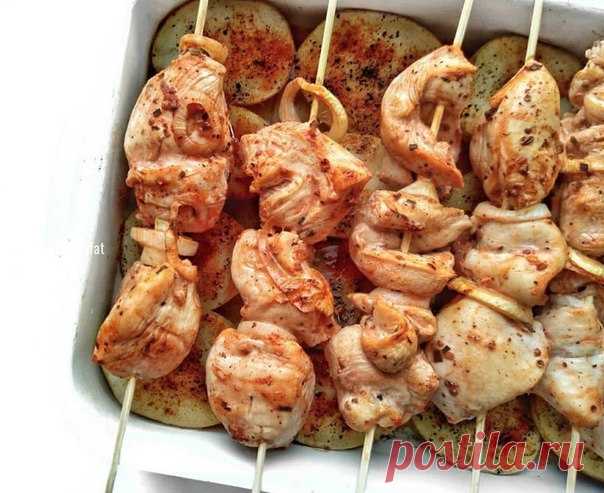 Божественный куриный шашлык на шпажках

на 100 г 116 калорий! 

500 г филе куриных грудок
80 мл соевого соуса
1-2 зубчика чеснока
Кусочек свежего имбиря
2 ч.л. меда 
1 ч.л. сушеных трав
лук по желанию
Для маринада измельчить лук и имбирь, залить все соевым соусом и добавить мед, сушеные травы. 
Куриное филе порезать кубиками, лук - кольцами и смешать с маринадом. Лучше оставить на пару часов или на ночь, но можно просто обмазать и сразу ставить запекать в духовку при 180-2...