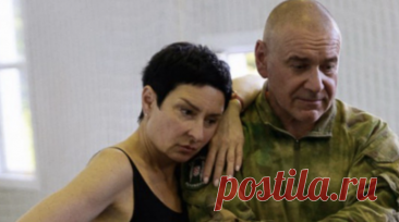 «Шапокляк, спасибо, ты спасла мне жизнь»: почему семья москвичей в очередной раз встретит Новый год в прифронтовой зоне. Уже несколько лет отпуска и праздники Ирина и Кирилл проводят на полигонах в тыловых районах СВО, где занимаются обучением бойцов науке выживания — тактической медицине. Вернувшиеся с передовой солдаты присылают инструкторам видео, в которых благодарят за переданные знания, пригодившиеся им после получения в боях ранений. Читать далее