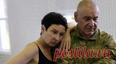 «Шапокляк, спасибо, ты спасла мне жизнь»: почему семья москвичей в очередной раз встретит Новый год в прифронтовой зоне. Уже несколько лет отпуска и праздники Ирина и Кирилл проводят на полигонах в тыловых районах СВО, где занимаются обучением бойцов науке выживания — тактической медицине. Вернувшиеся с передовой солдаты присылают инструкторам видео, в которых благодарят за переданные знания, пригодившиеся им после получения в боях ранений. Читать далее