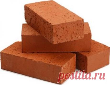 Отличить настоящий качественный печной кирпич можно по 3 ключевым признакам. 

Звук. 
Отправляясь за строительным материалом, захватите с собой небольшую кирку или молоток. Возьмите кирпич и несильно ударьте по нему молотком/киркой, держа строительное изделие на весу второй рукой. От качественного кирпича молоток/кирка отскочит, а звук будет звонким и чистым. Если же ваш инструмент впечатался в испытываемое изделие, издав, при этом, глухой звук, от покупки такого кирпича с...