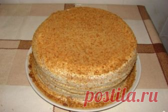 Сметанник на скорую руку Сметанник на скорую руку - очень вкусный и нежный торт. Готовить его легко и быстро. Кушать с чаем и удовольствием :)