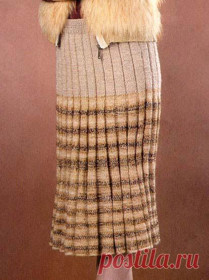 Юбка, связанная простой резинкой в полоску
В вязании простые приемы — это все, что может понадобиться. Сплетенная из простых эластиков, эта юбка немного похожа на рябь. Его также можно вязать английской или двойной вязкой — все зависит от ваших предпочтений в выборе формы вязки. Техника очень проста, а результат великолепен. Практичная и теплая юбка для холодных дней. Если вы позаботитесь о нижней юбке, вы сможете носить ее зимой.