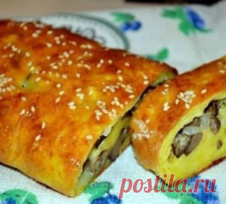 КАРТОФЕЛЬНЫЙ РУЛЕТ С ГРИБАМИ.
Тесто:
200 гр. отварного картофеля(примерно две крупные картофелины)
180 гр. муки (у меня ушло чуть больше)
2 яйца (одно в тесто и желток для смазывания рулета)
соль
Начинка:
350 гр. жареных грибов (любых)
1 большая луковица
60 гр. сыра
щепотка паприки, соль, перец
Лук мелко порубить и обжарить на растительном масле 5 минут.
Грибы порезать (я готовила с лесными опятами, поэтому предварительно их сварила), добавить к луку и готовить пока не выпарится лишняя жидкост
