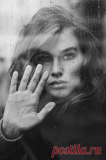 Когда-то я совсем не так любила.
И сам ты был безумен от меня.
Но этот год — смущенный очевидец,
Как уходило страстное твоё…
А сны повыцветали словно ситец,
Застиранный и ставший как тряпьё.
И злиться за неряшество такое
Мне на тебя ведь даже права нет.
Не взять себе ни сердцем, ни рукою
Тебя ни завтра, ни в остатке лет…
И мучается, горестно вздыхая,
Действительность, настигшая так вдруг.
Я вынуждена быть с тобой другая…
Зачеркнуто — ЛЮБИМЫЙ.
Правка — ДРУГ.
© Copyright: Бр...