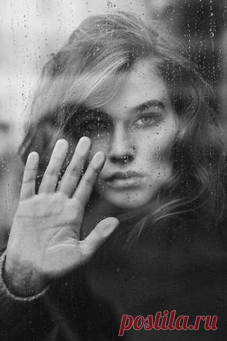 Когда-то я совсем не так любила.
И сам ты был безумен от меня.
Но этот год — смущенный очевидец,
Как уходило страстное твоё…
А сны повыцветали словно ситец,
Застиранный и ставший как тряпьё.
И злиться за неряшество такое
Мне на тебя ведь даже права нет.
Не взять себе ни сердцем, ни рукою
Тебя ни завтра, ни в остатке лет…
И мучается, горестно вздыхая,
Действительность, настигшая так вдруг.
Я вынуждена быть с тобой другая…
Зачеркнуто — ЛЮБИМЫЙ.
Правка — ДРУГ.
© Copyright: Бр...