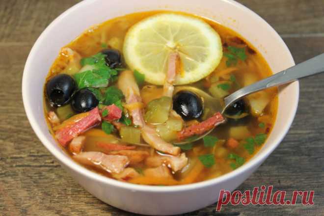 Трудно передать как это вкусно. Вкуснейшее первое блюдо Ингредиенты: Картофель — 2-3 шт.Мясо — 500 гКолбаса — 150 гСвинина — 150 гОгурцы соленые — 4 шт.Лук репчатый — 2 шт.Томатная паста — 1 ст. ложкаМасло растительное — 3 ст. ложкиДля подачи:Сметана — 100 гЛимонМаслиныЗелень — 0,5 пучка Приготовление: Сварите из мяса курицы бульон...