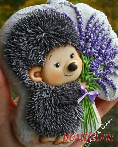 Рецепт пряничного теста и айсинга для росписи 


Вам понадобится:

-350 г мёда
-1 крупное яйца
-150 г сахара
-200 г маргарина
-2 ч.л. какао
-2 ч.л. разрыхлителя
-специи можно купить готовые, в них будет входить: ваниль, корица, мускатный орех, анис, гвоздика, имбирь
-750 г муки (примерное количество)

Приготовление пряничного теста:

Cоедините в кастрюльке мед, сахар и маргарин и доведите до кипения при постоянном помешивании (смеси нельзя дать закипеть), когда сахар раств...