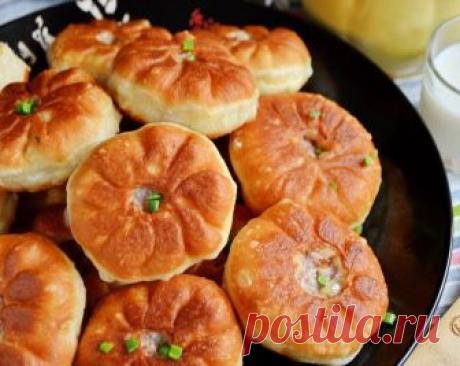 Беляши классические

Ингредиенты:
Мука — 3-3,5 Стакана
Вода — 1 Стакан
Растительное масло — 3 Ст. ложки (в тесто)
Соль — 0,5 Чайных ложки (в тесто)
Свежие дрожжи — 20 Грамм
Свинина — 250 Грамм (жирная)
Говядина — 250 Грамм
Лук — 2 Штуки (средних)
Вода — 100 Миллилитров (в фарш)
Соль, перец черный молотый — По вкусу (в фарш)
Рафинированное масло — 1 Стакан (для жарки)

Приготовление:
Подготовьте продукты для беляшей. Жирный кусочек свинины и кусочек говядины перекрутите на ...