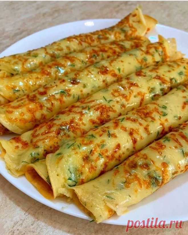 Сырные блинчики 
 
Я к вам с блинчиками, очень-очень вкусными! В горячем виде просто ум отъешь! Мне кажется их можно кушать бесконечно... 
 
Ингредиенты 
 
 1,5ст молока 
 2шт яиц 
 1ст муки 
 150гр сыра 
 0,5ч.л. соли 
 1ч.л. сахара 
 1ч.л. разрыхлителя 
 укроп 
 растительное масло 
 
Приготовление 
 
Смешать теплое молоко с сахаром, солью и яйцами. 
Добавить просеянную муку с разрыхлителем. 
Сыр натереть на мелкой терке, добавить в жидкую массу. 
Затем добавить мелко пор...