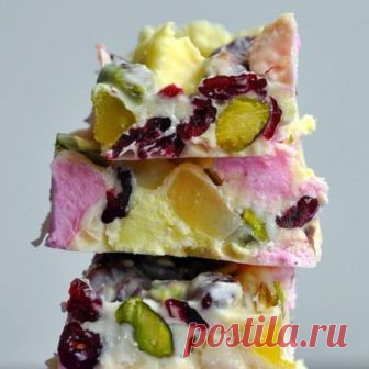 Десерт из белого шоколада, зефира и сухофруктов .