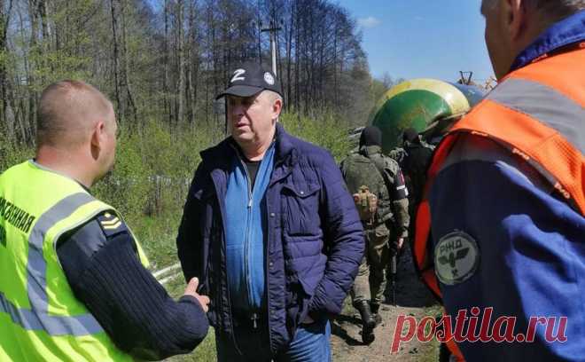 Сошедший с рельсов поезд в Брянской области был белорусским. Минтранс Белоруссии сообщил, что поезд ехал из Гомеля в Брянск, однако на пути сработало взрывное устройство. С рельсов сошли восемь вагонов, никто не пострадал. Брянские власти пообещали, что ж/д сообщение восстановят к утру