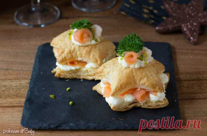 Stelle di sfoglia e salmone veloci e scenografiche - Dolcezze di Saby Le stelle di sfoglia e salmone sono veloci e scenografiche perfette per un aperitivo o come un antipasto sfizioso e simpatico.