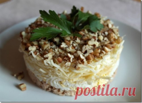 Подборка вкусных салатов к Новому году 2019 

Получается красиво, сытно, ну и конечно же, очень вкусно! 

Сохраните себе,  совсем скоро пригодится! 

 1.«Сырная фантазия» 

Продукты: 
Свежие помидоры — 300 гр. 
Крабовые палочки — 250 гр. 
Твердый сыр 
Чеснок — 2-3 зубка 
Соль, майонез 

Как приготовить «Сырную фантазию»: 

Нарезать мелким кубиком помидоры и крабовые палочки. Добавить натертый на мелкой терке сыр, чеснок, заправить майонезом. 
Выкладываем салат на блюдо и у...