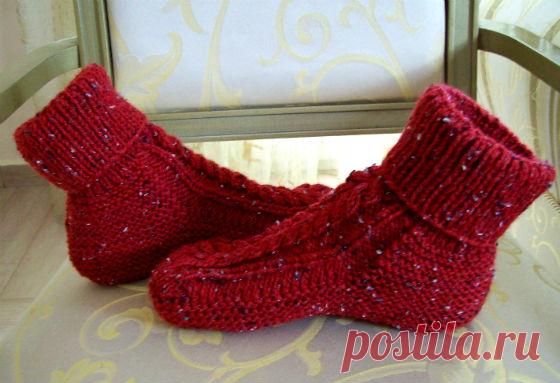 Вязаные тапочки-носки с косой.