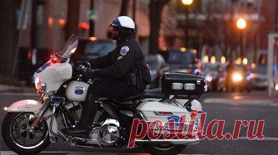 Полиция Вашингтона ищет мужчину, который устроил стрельбу в центре города. Неизвестный открыл стрельбу на улице в историческом районе Вашингтона, злоумышленник атаковал семь человек, двое из которых погибли от ранений. Полиция продолжает поиски подозреваемого. Читать далее