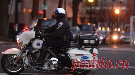 Полиция Вашингтона ищет мужчину, который устроил стрельбу в центре города. Неизвестный открыл стрельбу на улице в историческом районе Вашингтона, злоумышленник атаковал семь человек, двое из которых погибли от ранений. Полиция продолжает поиски подозреваемого. Читать далее