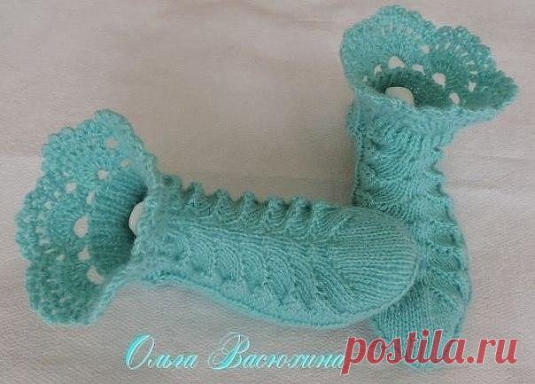 Обычные носочки,с красивым узором...
Описание. Набираем 48 петель, распределяем на 4 спицы и вяжем резинку 1х1 (6 рядов). Далее вяжем 2 спицы резинкой, а на двух-узор (перед).

Узор:
1 ряд – 6 изн., 6 лиц. 6 лиц., 6 изн.
2 р – 5 изн., 2 вместе лиц. наклон вправо, 4 лиц., 1 накид, 1 лиц. 1 лиц., 1 накид, 4 лиц., 2 вместе лиц. наклон влево, 5 изн.
3 р – 4 изн., 2 вместе, 4 лиц., накид, 2 лиц. 2 лиц., накид, 4 лиц., 2 вместе, 4 изн.
4 р – 3 изн., 2 вместе, 4 лиц., накид, 3 ли...