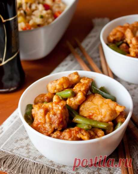 Курица в кляре с острым соусом и зеленой фасолью на Вкусном Блоге Сегодня мы опять ударим по курице. И опять с азиатским уклоном. Любителей здорового питания прошу зажмуриться и перепрыгнуть через рецепт – тут и курица, и фасоль обжариваются в неимоверном количестве масла. Но зато как вкусно получается в итоге 😉 Степень остроты соуса можно подбирать под себя, добавляя больше или меньше…