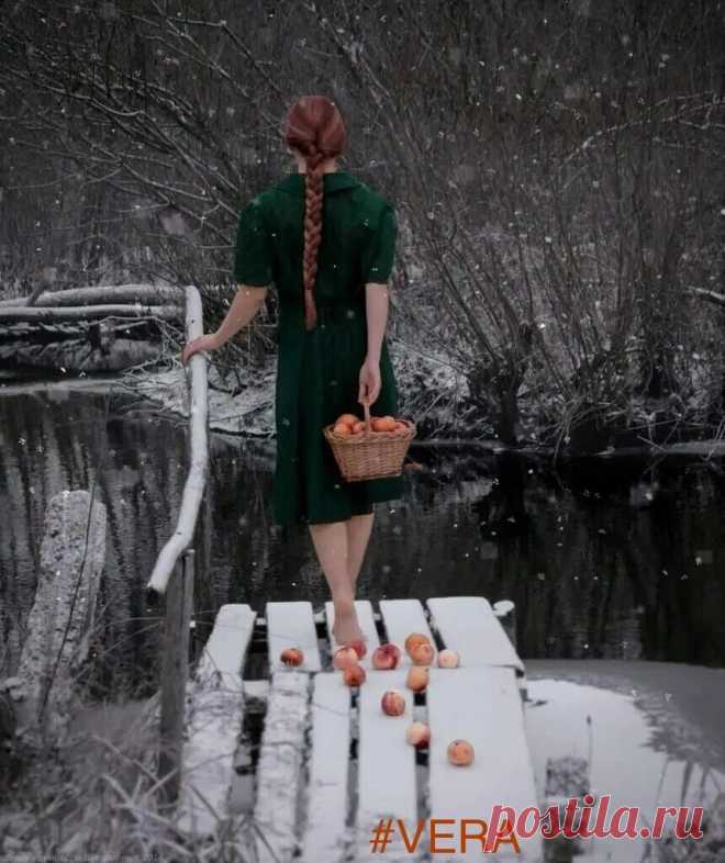 ...? Я больше никому не верю!
Ведь все равно все фикция, обман.
Души своей я не открою двери,
Там накопилось слишком много ран.
Я больше не позволю сердцу -
Любить, страдать, привязываться, ждать.
Там не осталось вовсе места,
Его нет смысла даже там искать.
Я все за 