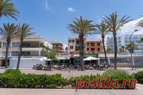 Охранник отеля на известном курорте Европы проник в номер и изнасиловал туристку. В отеле на Майорке туристка подверглась насилию со стороны работника гостиницы — свидетелем преступления стал другой постоялец, случайно заглянувший в соседний номер через балкон. Отмечается, что когда рано утром туристка из Швеции вернулась в свой номер отеля, к ней в комнату ворвался 56-летний охранник.