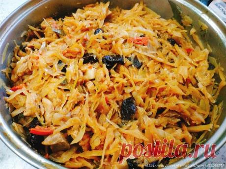 Бигос со свининой, тыквой и черносливом - густой, аппетитный, ароматный, сытный Привет, мои хорошие! Сегодня у меня для вас припасено очередное осенне-согревающее блюдо с польскими корнями -- бигос из капусты со свининой, тыквой и черносливом. Густой, аппетитный, ароматный, сытный -- бигос словно специально придуман, чтобы насыщать и согревать...