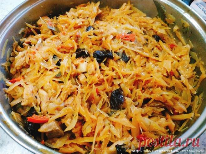 Бигос со свининой, тыквой и черносливом - густой, аппетитный, ароматный, сытный Привет, мои хорошие! Сегодня у меня для вас припасено очередное осенне-согревающее блюдо с польскими корнями -- бигос из капусты со свининой, тыквой и черносливом. Густой, аппетитный, ароматный, сытный -- бигос словно специально придуман, чтобы насыщать и согревать...