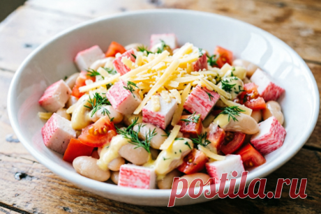 Салат «ну это просто бомба» — крабовые палочки с фасолью дают вкус, как будто отпуск рядом