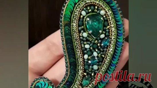 Брошь Слеза Аллаха. Пейсли.
Украсит Вашу шапочку, сумочку, свитер, пальто.
Материалы: Чешский бисер, индийские пайетки, камни в цапках, кристалы, граненые камни, канитель.
 Изнанка Натуральная кожа.
Размер 4см×8см.
Доставка по РФ.
Ручная работа.
Точное повторение не возможно. 
#броши #ручнаяработа #украшения #камни #бусины #бисер