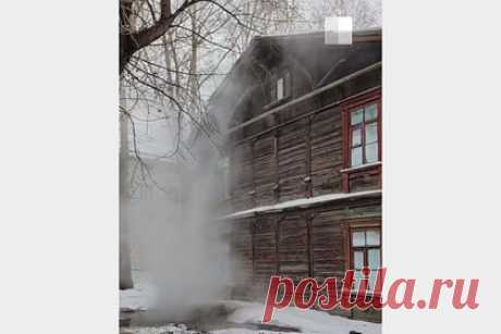 Из дома в российском городе полился водопад кипятка. Из дома в Новосибирске полился водопад из кипятка. Инцидент произошел в четверг, 25 января, в доме, расположенном по адресу улица Троллейная, 31. На записи, снятой жительницей города, можно увидеть, как с чердака деревянного двухэтажного здания на землю стекает мощная струя горячей воды.