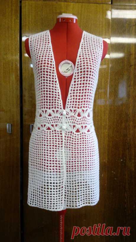 Жилетка "Снежная, но нежная" Здравствуйте, дорогие рукодельницы! Выставляю на ваш суд свою работу. До этого крючком вязала только шали. Это моя авторская модель.