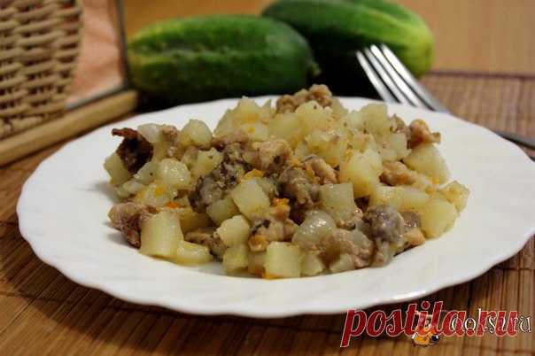 Картофель с мясом, запеченный в пакете Картофель с мясом, запеченный в пакете - простое в приготовлении, но очень вкусное домашнее блюдо. Замечательный вариант для семейного ужина или обеда. Понравится и детям, и взрослым. К этому блюду подайте свежие или малосольные огурчики или помидоры.