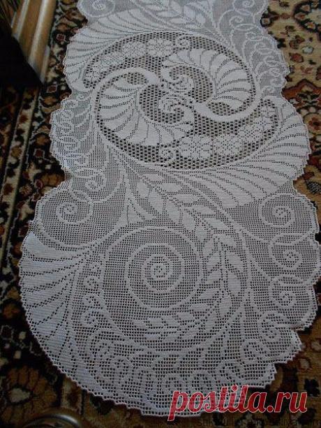 Красивая ажурная салфетка для стола в филейной технике.