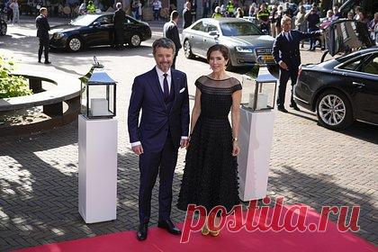 В Европе случился крупнейший королевский скандал со времен принцессы Дианы. У будущего короля Дании обнаружили любовницу. В конце октября папарацци сфотографировали датского кронпринца Фредерика в обществе Хеновевы Казановы — звезды реалити-шоу, которая познакомилась с ним на эксклюзивной охоте в Альпах. Это едва ли не крупнейший монархический скандал в Европе со времен развода принца Чарльза и принцессы Дианы.