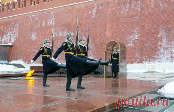 Как почетному караулу удается не замерзать при -30
Почетный караул у стен Кремля. l Фото — fotokonkurs.ru Почетный караул у стен Кремля. l Фото — fotokonkurs.ru Одним из самых Почетных караулов в России считается Пост №1. Несут его возле Вечного огня, который горит на Могиле Неизвестного Солдата около стен Кремля. Курсанты Президентского полка стоят на посту при любых погодных условиях. Им не страшны […]
Читай пост далее на сайте. Жми ⏫ссылку выше