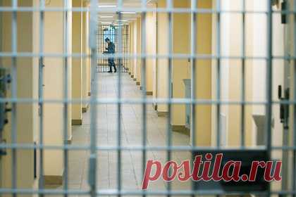 Стало известно о состоянии раненых во время бунта в хабаровской колонии. Заключенного из ИК-14, расположенной в городе Амурск Хабаровского края, прооперировали, он в тяжелом состоянии находится в реанимации. Пациент госпитализирован в нейрохирургическое отделение городской больницы №7 в Комсомольске. Еще двое осужденных, пострадавших во время бунта в колонии, направлены на лечение в Амурск.