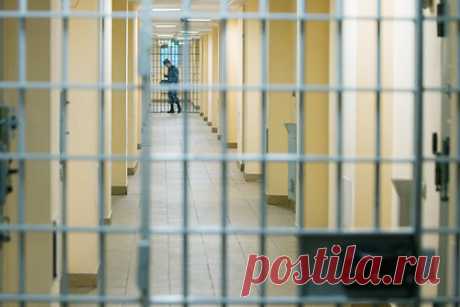 Стало известно о состоянии раненых во время бунта в хабаровской колонии. Заключенного из ИК-14, расположенной в городе Амурск Хабаровского края, прооперировали, он в тяжелом состоянии находится в реанимации. Пациент госпитализирован в нейрохирургическое отделение городской больницы №7 в Комсомольске. Еще двое осужденных, пострадавших во время бунта в колонии, направлены на лечение в Амурск.