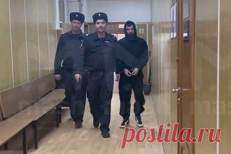 Устроившему перестрелку в центре Москвы мужчине избрали меру пресечения. Хамовнический районный суд Москвы арестовал на два месяца 29-летнего бойца ММА из Чечни Расула Очаева, устроившего перестрелку у отеля «Золотое кольцо» в центре столицы. Мужчина обвиняется по части 2 статьи 213 («Хулиганство с применением оружия») УК РФ. Он пробудет под стражей до 14 апреля.
