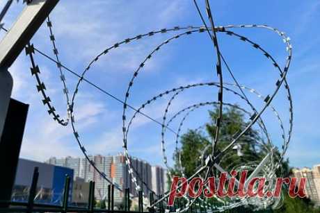 В Иркутске задержали сбежавшего в день освобождения из колонии заключенного. В Иркутске задержали сбежавшего в день освобождения из колонии 49-летнего заключенного. Беглеца настигли в Ленинском районе города. Он является гражданином Таджикистана, а потому будет передан сотрудникам управления по вопросам миграции для последующей депортации на родину.