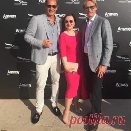 (2) Facebook