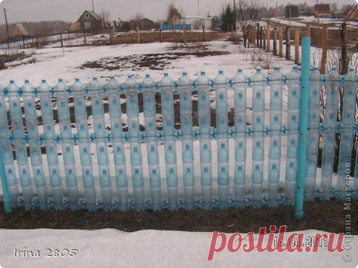 Забор на даче - из бросовых материалов (бутылок).