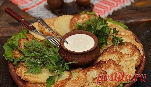 ДРАНИКИ: ТОП-5 САМЫХ ПРОСТЫХ РЕЦЕПТОВ 

1. Драники 

ИНГРЕДИЕНТЫ:
● картофель - 6 шт (700 г),
● лук репчатый - 2 шт,
● яйцо- 1 шт,
● мука - 2 столовых ложки,
● растительное масло,
● соль,
● свежемолотый перец

ПРИГОТОВЛЕНИЕ:
Картофель вымыть, очистить и ополоснуть водой.Лук очистить.Картофель и лук натереть на мелкой терке.Лук не только делает драники более вкусными и пышными, но и препятствует потемнению картофельной массы. Комбайн с насадкой для драников значительно обле...
