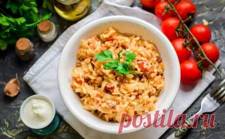 ​Рис с фаршем и капустой Ингредиенты:
Фарш мясной &mdash; 300 гКапуста &mdash; 250 гЛук &mdash; 70 гРис &mdash; 1 стак.Вода или бульон &mdash; 2 стак.Помидоры &mdash; 2 шт.Масло растительное &mdash; 40 млСоль &mdash; по вкусуПерец &mdash; по вкусуПриготовление:1. Луковицу среднего размера очистите и сполосните....